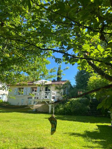 Φωτογραφία από το άλμπουμ του La Colline de Tilleul - Les Deux Puits - Cosy Cottage with swimming pool near Aubeterre σε Saint-Romain