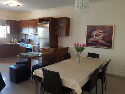 Glyfada Modern and Comfortable Apartment