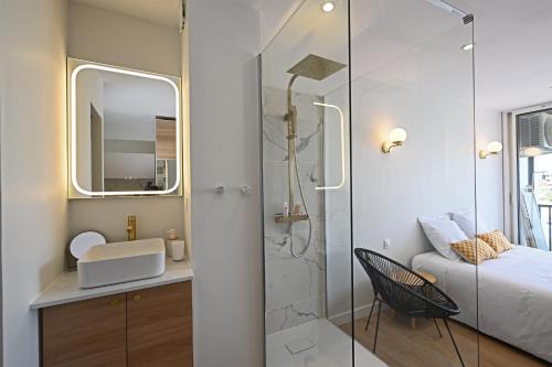 La salle de bains est pourvue d'une douche, d'un lit et d'un miroir. dans l'établissement Studio B Heliopolis FGH, au Cap d'Agde
