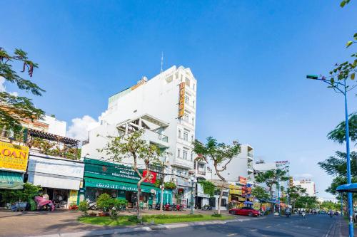 a white building on the side of a city street at Mai Phương - RUBY SAIGON HOTEL in Ho Chi Minh City