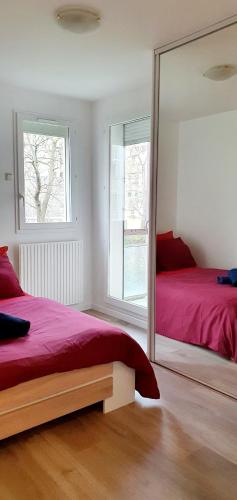 Ένα ή περισσότερα κρεβάτια σε δωμάτιο στο Logement au bord de la Seine, proche de Paris