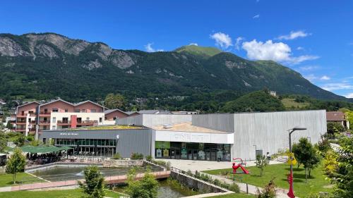 ボンヌヴィルにあるAppartement cosy et calmeの山を背景にした大きな建物