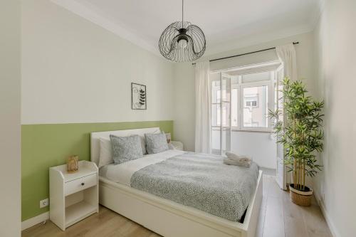 Katil atau katil-katil dalam bilik di Boho Chic 2 bedroom gem 10 min from dowtown free parking