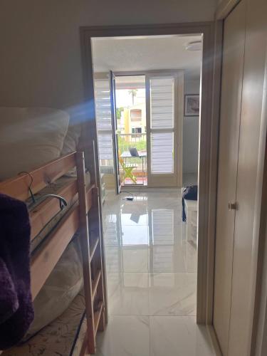 - une chambre avec des lits superposés et une porte donnant sur un balcon dans l'établissement Studio en résidence avec parking, au Cap d'Agde