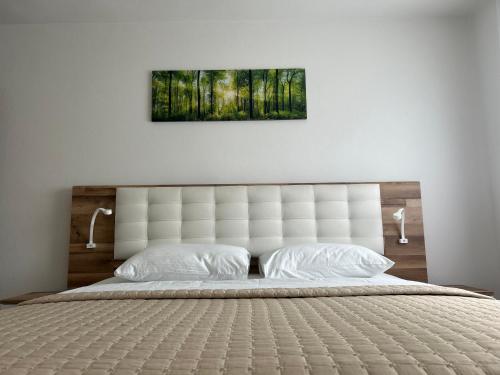 Postel nebo postele na pokoji v ubytování Apartments and Rooms Krizmanic