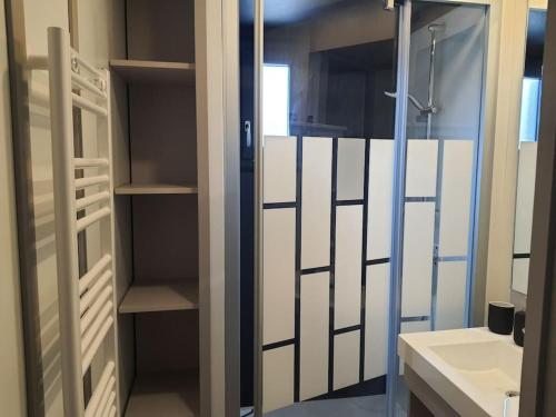 une salle de bain avec douche et lavabo dans l'établissement Cottage 4-6 pers-piscine chauffée-150m plage, à Jullouville