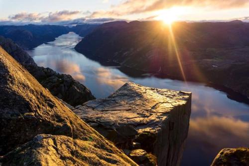 a view of a lake from the top of a mountain at Kellergeschosswohnung mit Aussicht und Terasse in Strand
