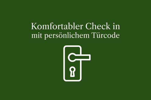 a black and white sign with a lock and a key at stadtmauer apartments - Neue helle Studio Wohnung direkt an der historischen Stadtmauer in Nördlingen