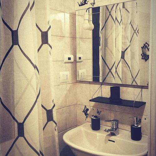 a bathroom with a sink and a mirror at B&B Ramirise in Ramiseto