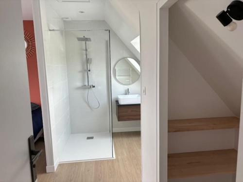 ein weißes Badezimmer mit Dusche und Waschbecken in der Unterkunft Jolie maison proche plages et golf in Bénodet