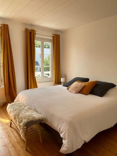 une chambre avec un grand lit blanc et une fenêtre dans l'établissement Le Cabanon de Paulo - 350m Plage - Terrasse ext, à Étretat