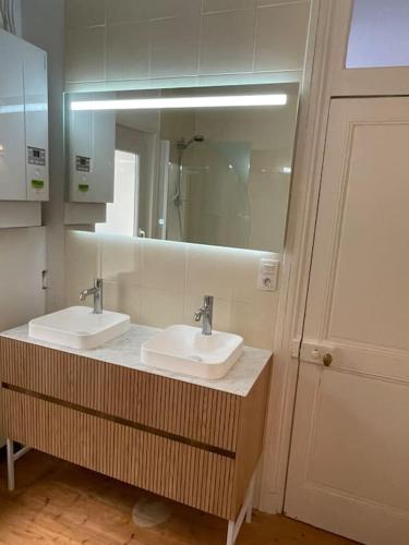 une salle de bain avec deux lavabos et un grand miroir dans l'établissement Le Cabanon de Paulo - 350m Plage - Terrasse ext, à Étretat