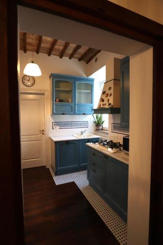 a kitchen with blue cabinets and a sink at Il Convento in San Lorenzo Nuovo