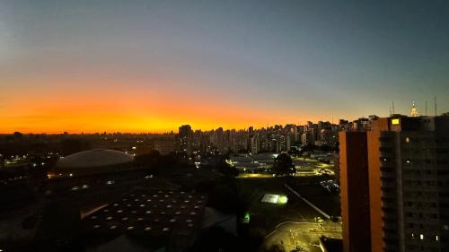 a view of a city skyline at sunset at Só Mulheres Cobertura Duplex Alto Padrão Shows Ginásio Parque Ibirapuera Jardins Av Paulista Paraíso Vl Mariana in Sao Paulo