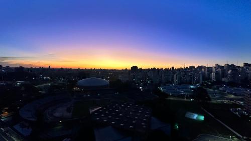 a view of a city skyline at sunset at Só Mulheres Cobertura Duplex Alto Padrão Shows Ginásio Parque Ibirapuera Jardins Av Paulista Paraíso Vl Mariana in Sao Paulo