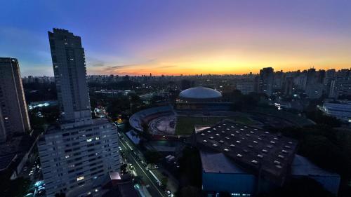 a view of a city skyline at sunset at Só Mulheres Cobertura Duplex Alto Padrão Shows Ginásio Parque Ibirapuera Jardins Av Paulista Paraíso Vl Mariana in Sao Paulo