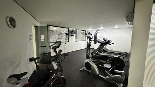 a gym with two exercise bikes in a room at Só Mulheres Cobertura Duplex Alto Padrão Shows Ginásio Parque Ibirapuera Jardins Av Paulista Paraíso Vl Mariana in Sao Paulo