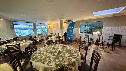 a restaurant with tables and chairs and a surfboard on the wall at Só Mulheres Cobertura Duplex Alto Padrão Shows Ginásio Parque Ibirapuera Jardins Av Paulista Paraíso Vl Mariana in Sao Paulo