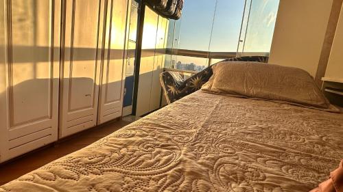 a bedroom with a bed and a window with a view at Só Mulheres Cobertura Duplex Alto Padrão Shows Ginásio Parque Ibirapuera Jardins Av Paulista Paraíso Vl Mariana in Sao Paulo
