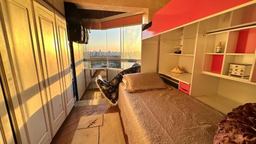 圣保罗Só Mulheres Cobertura Duplex Alto Padrão Shows Ginásio Parque Ibirapuera Jardins Av Paulista Paraíso Vl Mariana的一间设有窗户的客房内的沙发