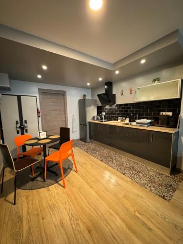 Una habitación con una mesa y sillas y una cocina. en Luceros best studio, en Alicante