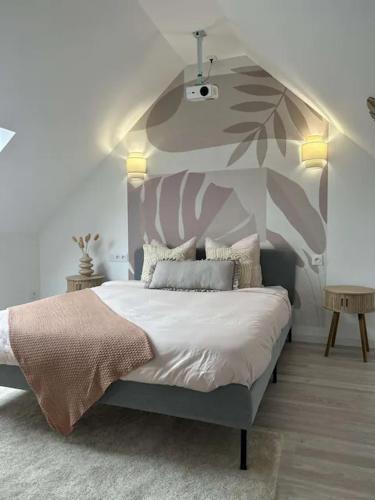 - une chambre avec un grand lit et une tête de lit géométrique dans l'établissement Maison moderne au cœur de Caudry, à Caudry