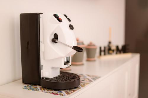 una macchina da cucire bianca seduta sopra un bancone di DOMUS Gallery a Napoli