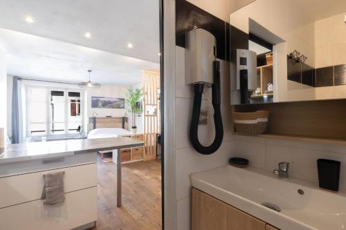 une cuisine avec un évier et un plan de travail dans l'établissement Cabana & Le Cocon Annecy Centre - Proche Gare et Lac, à Annecy