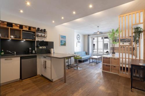 Il comprend une cuisine ouverte et un salon avec une salle à manger. dans l'établissement Cabana & Le Cocon Annecy Centre - Proche Gare et Lac, à Annecy