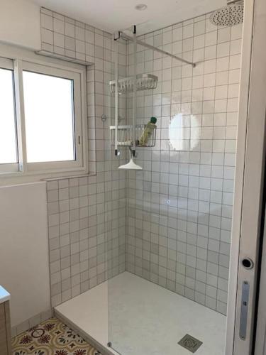 une salle de bain avec douche et fenêtre dans l'établissement Maison avec piscine, au calme, à Taradeau