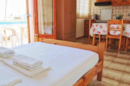 um quarto com uma cama com toalhas brancas em Seaview Studio Helen No 2 em Xiropigado