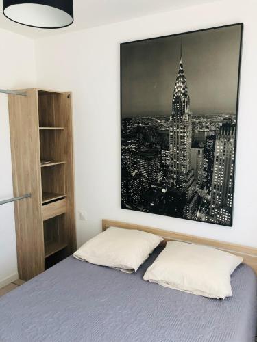 une chambre avec un lit avec un tableau sur le mur dans l'établissement Magnifique villa avec piscine, à Porto-Vecchio