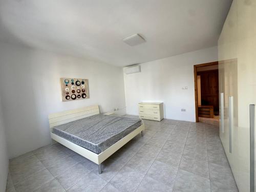 Postel nebo postele na pokoji v ubytování Budget Friendly apartment in Central Swieqi - 10 minutes walk to Paceville & the beach