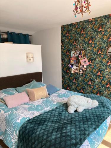 une chambre avec un lit avec un animal en peluche dessus dans l'établissement Magnifique villa avec piscine en Provence, à Gémenos