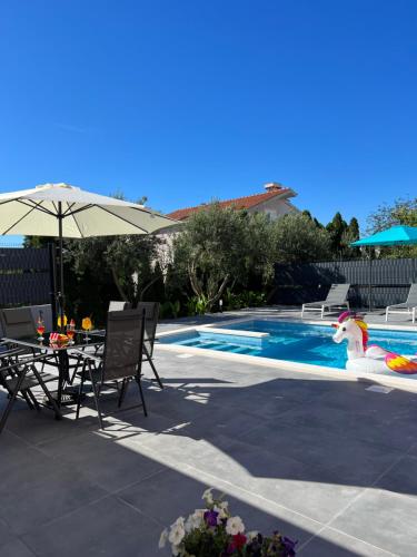 Bazén v ubytovaní Apartment Marija 1 seaview alebo v jeho blízkosti