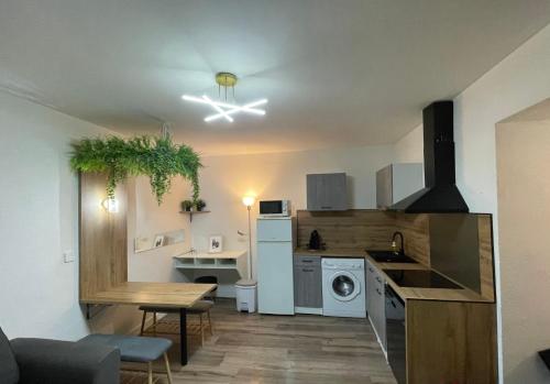 une petite cuisine avec une table et une salle à manger dans l'établissement Magnifique Appartement Avignon Intra-Muros, à Avignon