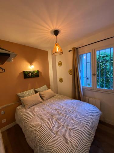 une chambre avec un lit et une fenêtre dans l'établissement Magnifique Appartement Avignon Intra-Muros, à Avignon