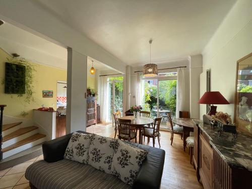 un salon avec un canapé et une table dans l'établissement Maison familiale - 20 mn Centre Paris et Stade de France- 5 Chambres, à Saint-Ouen