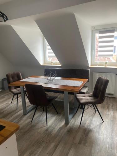 une salle à manger avec une table et des chaises dans l'établissement Ferienwohnung Auszeit, à Bad Kreuznach