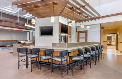 a lobby with a bar with chairs and a television at Extended Stay America Premier Suites - Pittsburgh - Cranberry Township - I-76 in Cranberry Township