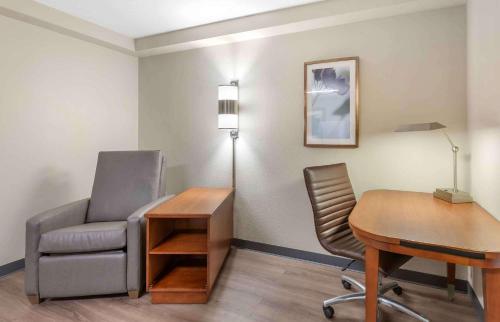 a waiting room with a chair and a desk and a lamp at Extended Stay America Premier Suites - Pittsburgh - Cranberry Township - I-76 in Cranberry Township