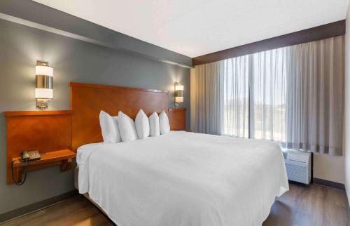 a bedroom with a large white bed and a window at Extended Stay America Premier Suites - Cleveland - Independence in Independence