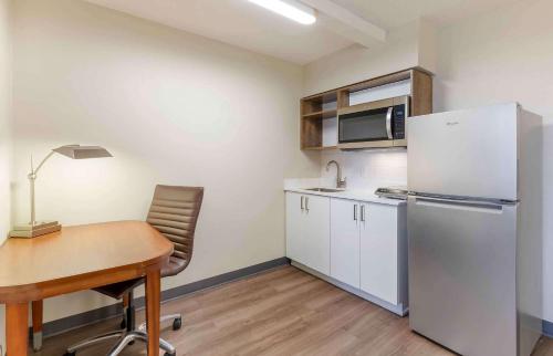 a small kitchen with a desk and a refrigerator at Extended Stay America Premier Suites - Pittsburgh - Cranberry Township - I-76 in Cranberry Township