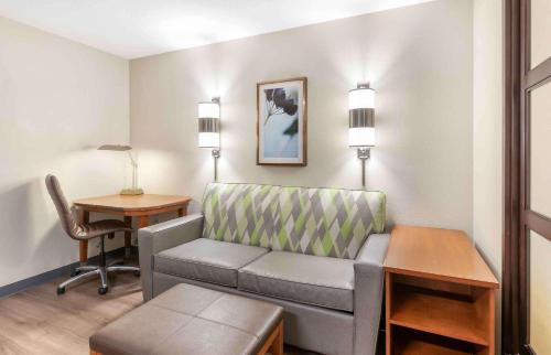 a living room with a couch and a table at Extended Stay America Premier Suites - Pittsburgh - Cranberry Township - I-76 in Cranberry Township