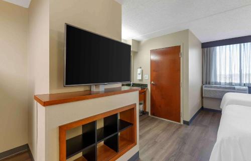 a living room with a flat screen tv on a wall at Extended Stay America Premier Suites - Cleveland - Independence in Independence