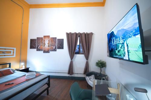 Maki Hostels & Suites Valparaisoにあるテレビまたはエンターテインメントセンター