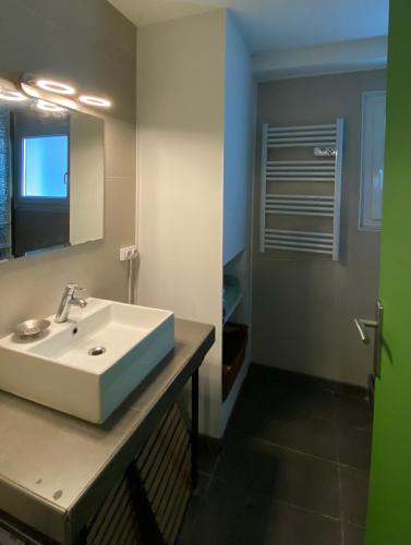 une salle de bain avec un lavabo et un miroir dans l'établissement 200 from Martines and Boulevard de la Croisette, à Cannes