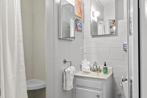 Un baño de Sunlit Palm Cottage in Uptown Phoenix