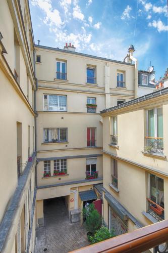 Elle offre une vue sur un bâtiment depuis son balcon. dans l'établissement Beaux 2-pièces Gare du Nord/Gare de l'Est, à Paris