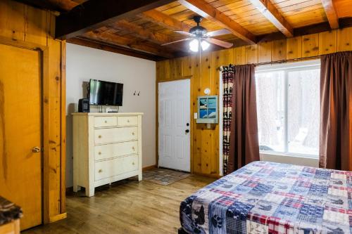 Телевизор и/или развлекательный центр в The Washoe Lodge